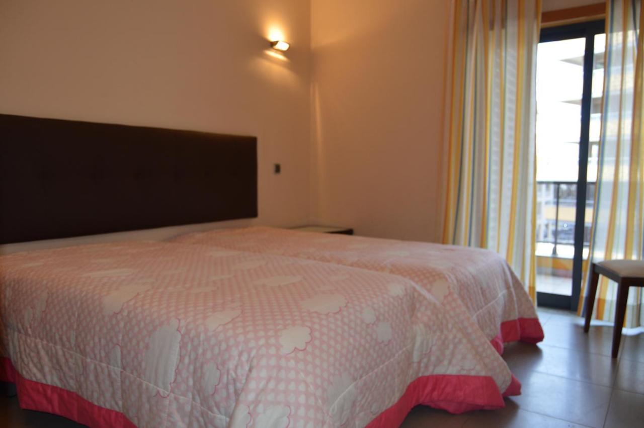 Apartamento Frente Ao Mar Com Piscina De Agua Salgada Quarteira Zewnętrze zdjęcie